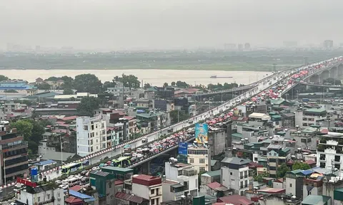 Cầu Vĩnh Tuy 2 thông xe chưa được một năm nhưng đã bị ngập nặng khi mưa lớn