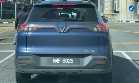 Xe điện VinFast VF e34 lăn bánh trên đường phố Malaysia