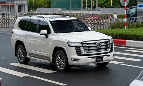 Toyota Land Cruiser đắt đỏ nhưng vẫn ăn khách hơn nhiều mẫu ô tô gầm cao