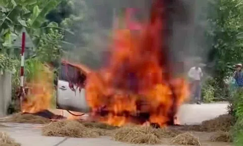 Phơi rơm rạ trên đường tiềm ẩn nguy cơ cháy cao đối với ô tô, xe máy