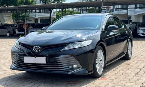 Lăn bánh 4 năm, Toyota Camry chạy lướt rao bán lại với giá rẻ không ngờ