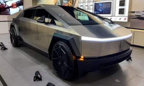 Bán tải điện Tesla Cybertruck liên tục mắc lỗi, chủ nhân ‘bắt đền’ hãng một chiếc xe mới