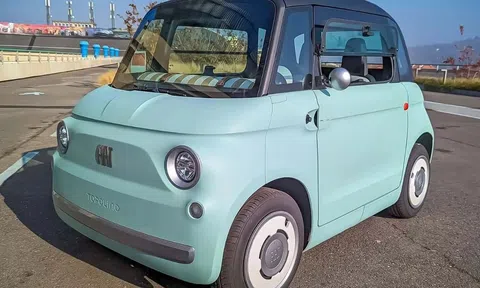 Dán quốc kỳ dễ gây nhầm lẫn, ô tô điện mini bị cảnh sát tạm giữ hàng loạt