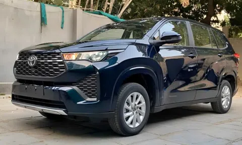 Chờ hơn 1 năm mới có xe, Toyota Innova Cross ngừng bán tại Ấn Độ vì quá HOT