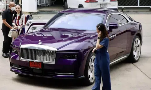 Nữ tỷ phú Madam Pang tậu xe điện Rolls-Royce Spectre màu tím có giá quy đổi hơn 20 tỷ đồng