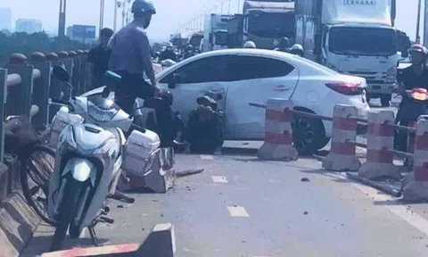 Tai nạn tái diễn trên cầu Thanh Trì: Ô tô nổ lốp đâm dải phân cách, tài xế may mắn thoát hiểm