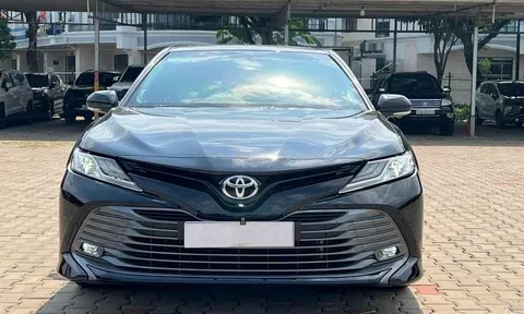 Ngỡ ngàng giá bán lại của Toyota Camry 'lướt' sau 4 năm lăn bánh