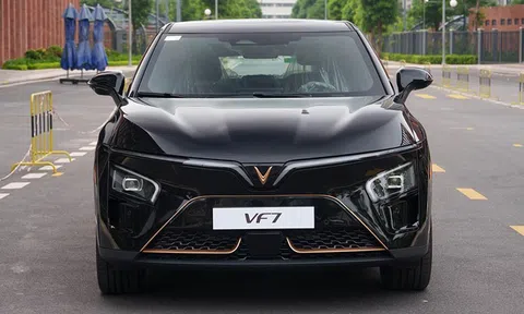 Chiêm ngưỡng VinFast VF 7 phiên bản giới hạn Hỏa Long Độc Bản chỉ 68 chiếc được sản xuất