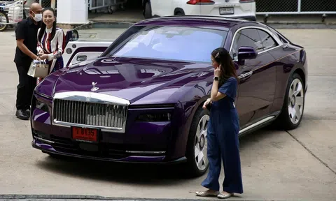 Chiêm ngưỡng siêu sang xe Rolls-Royce Spectre màu tím "mộng mơ" của Madam Pang