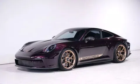 Porsche 911 Touring bất ngờ xuất hiện trên sàn xe cũ với màu sơn lạ mắt