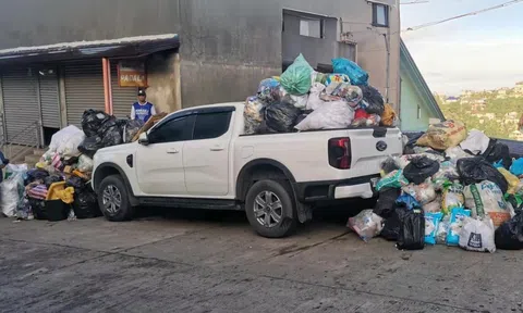 Bán tải Ford Ranger bỗng trở thành ‘xe rác’ vì đỗ không đúng nơi quy định