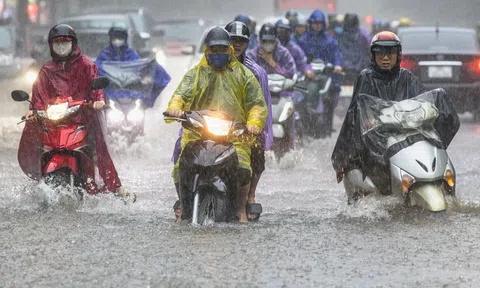 Hà Nội: Đường phố thành 'sông’ sau mưa lớn, người dân hối hả lội nước đi làm