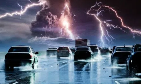 Trời mưa dông, ngồi trong ô tô liệu có an toàn nếu bị sét đánh?