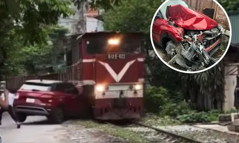 Hà Nội: Đỗ gần đường ray, tài xế nhận ‘trái đắng’ khi ô tô bị tàu hỏa đâm biến dạng