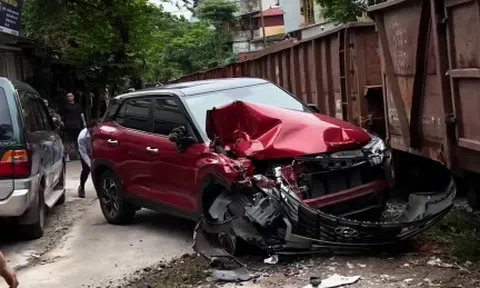 Đỗ ô tô ngay cạnh đường ray tàu hòa, chủ xe tá hỏa khi thấy xe chỉ còn "đúng cái nịt"