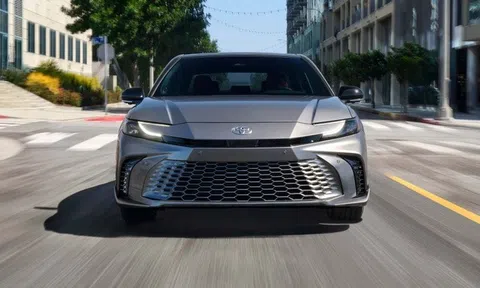 Toyota Camry 2025 bán kèm lạc tới 5.000 USD