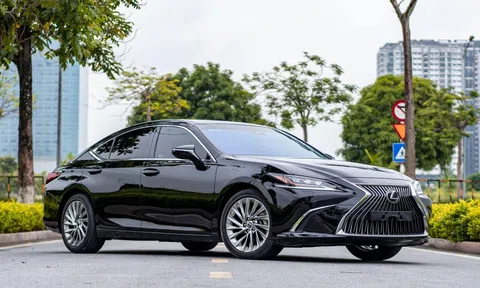 Sau 5 năm lăn bánh, Lexus ES 250 2019 được chủ nhân bán lại với giá khó tin