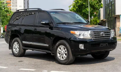 ‘SUV chủ tịch’ Toyota Land Cruiser 2015 lăn bánh 9 năm mất giá gần 1 nửa