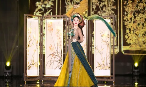 Đẹp như mỹ nữ bước ra từ trong tranh, Hoa hậu Mai Phương hóa cô tiểu thư đi trẩy hội