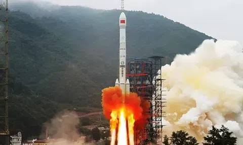 Tên lửa đẩy của Trung Quốc rơi từ không gian và phát nổ gần khu vực có người ở sau 9 ngày phóng