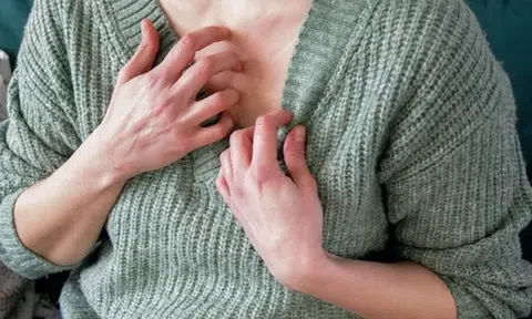 Tại sao mặc quần áo len vào mùa đông đôi khi lại gây ngứa ngáy, khó chịu