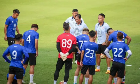 HLV Nhật Bản cập bến V-League