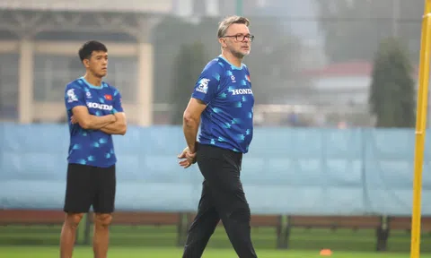 HLV Troussier ra lệnh cấm ngay khi ĐT Việt Nam vừa đến Indonesia