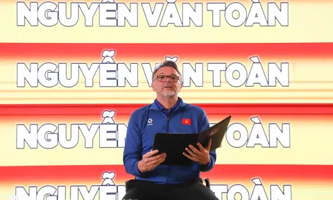 VIDEO: HLV Troussier đích thân gọi 28 cầu thủ lên ĐT Việt Nam