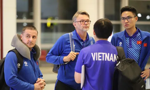 ĐT Việt Nam về nước, HLV Troussier cùng dàn trợ lý họp ngay tại sân bay