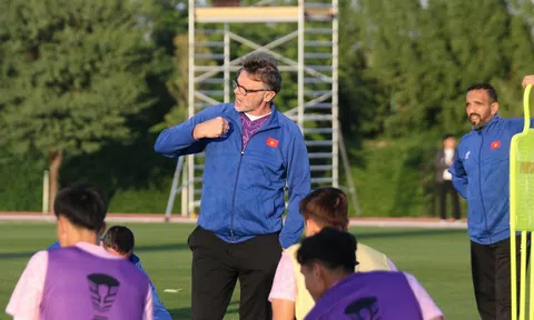 HLV Troussier: 'ĐT Việt Nam cần có trách nhiệm, tôi không đá thay họ được'