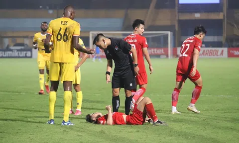 Hàng loạt cầu thủ Việt Nam bị phạt vì chơi bóng thô bạo