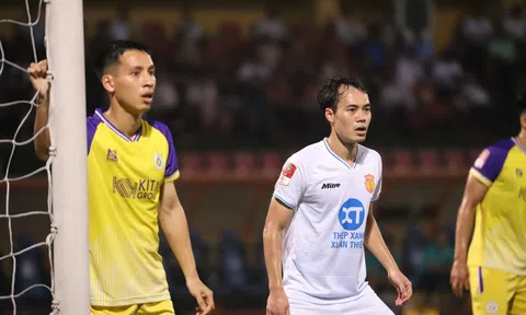 Độc lạ V-League 2023/24: Đội đầu bảng bị thủng lưới nhiều nhất
