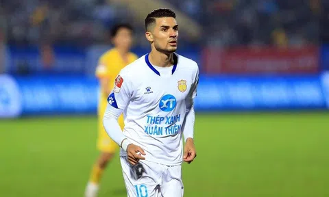 Đang đua vô địch, ông lớn V-League nhận tin không vui