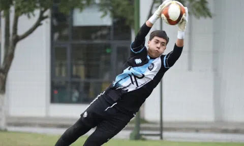 Thủ môn Việt kiều Canada ở lại Việt Nam nuôi giấc mơ lên tuyển