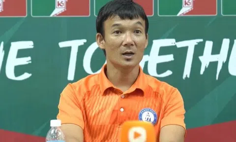 Sắp xuống hạng, HLV Khánh Hoà chia sẻ: 'Tiền không quyết định được tất cả'