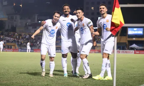 Đua vô địch, đội bóng dẫn đầu V-League nhận báo động đỏ