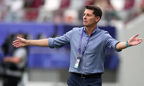 HLV Iraq hứng chịu chỉ trích vì danh sách đấu ĐT Việt Nam