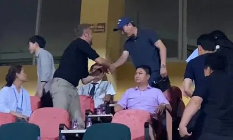 HLV Polking cùng HLV Kim Sang Sik dự khán trận CAHN vs Viettel