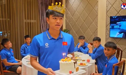 Video: Đội trưởng U19 Việt Nam nhận quà bất ngờ tại Trung Quốc