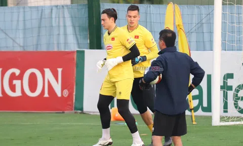 Video: Đôi bạn cùng tiến Filip Nguyễn - Văn Lâm trò chuyện thân thiết, quyết đánh bại Philippines