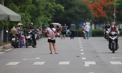 Chùm ảnh: Phe vé 'méo mặt' trước trận Việt Nam vs Philippines