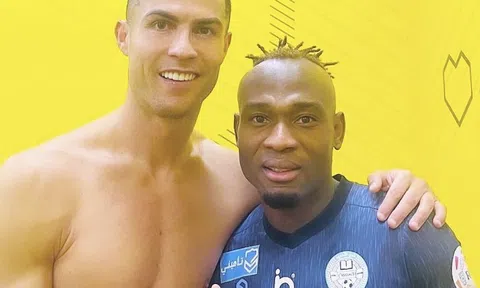 Bất ngờ hành động của Ronaldo với cầu thủ vô danh