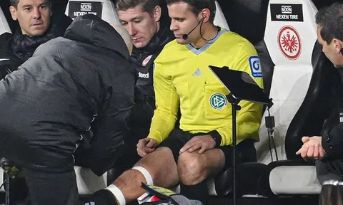 Sự cố hy hữu, trọng tài vĩ đại nhất Bundesliga đứt dây chằng dù không va chạm với ai