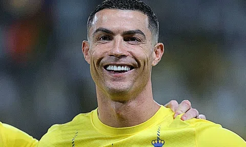 Ronaldo làm điều không tưởng khi được hưởng phạt đền