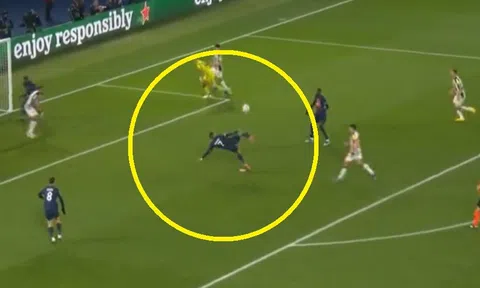 Bắt chước Garnacho tung người móc bóng, Mbappe nhận kết đắng