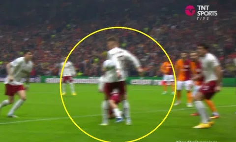 Bùng nổ tranh cãi, cầu thủ MU để bóng chạm tay nhưng không bị thổi penalty