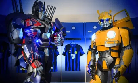 Lần đầu tiên, logo phim Transformer có trên áo đấu của một ‘đại gia’ châu Âu