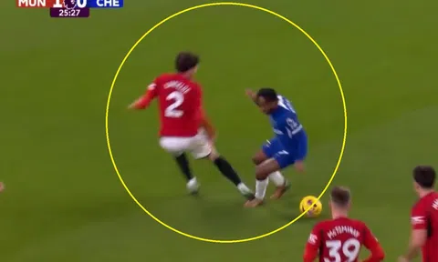Bùng nổ tranh cãi, MU thoát phạt đền trước Chelsea?