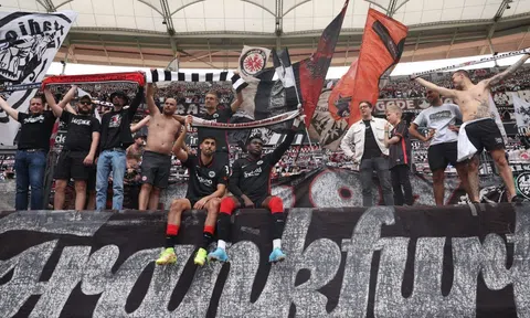Ngả mũ trước độ cuồng nhiệt 'có một không hai' của fan Frankfurt tại cúp châu Âu