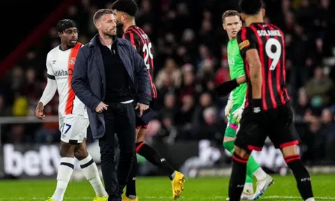 Hậu vệ Premier League đột quỵ ngay trên sân